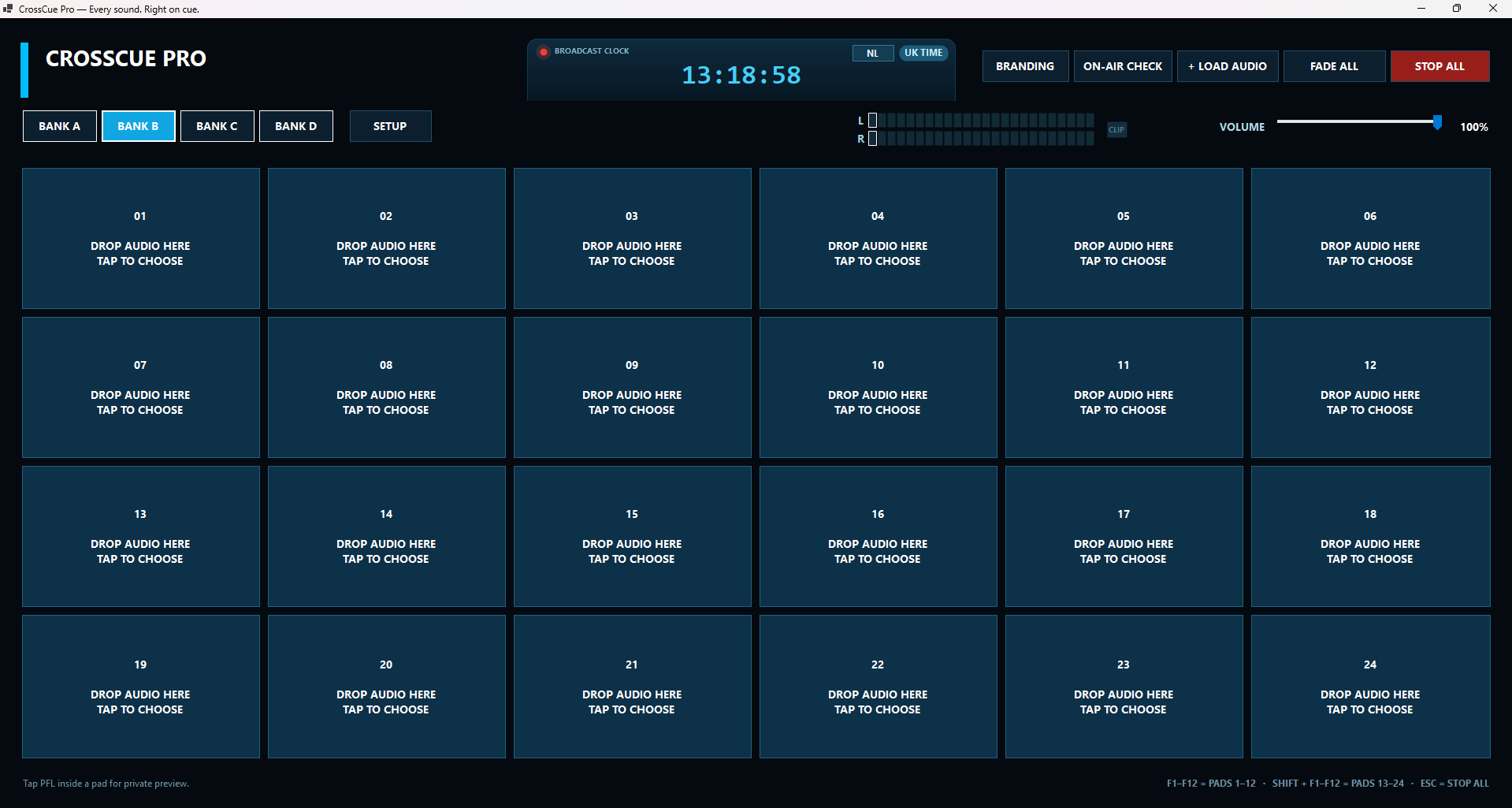 CrossCue Pro voor Windows met vier banken, 24 audiopads, broadcastklok en stereometer